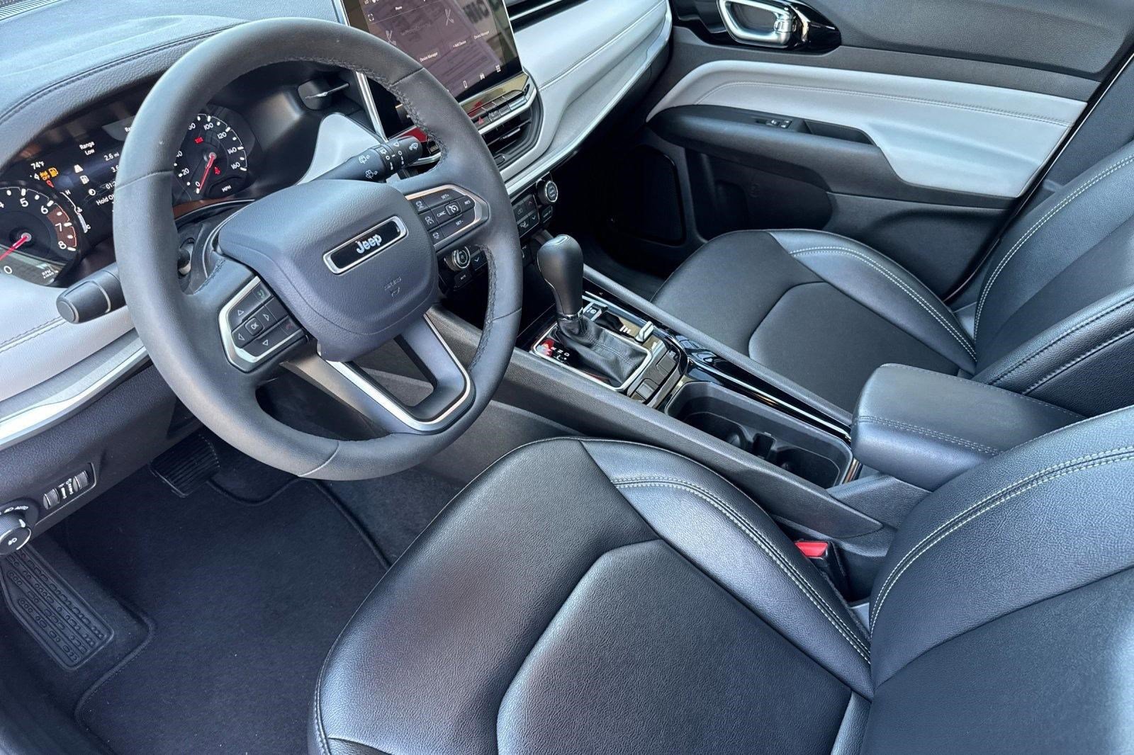 Used 2025 Jeep Compass Limited AWD/4WD image 4