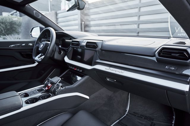 Used 2025 Lamborghini Urus SE image 41
