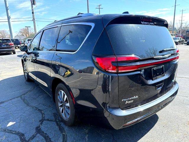Used 2021 Chrysler Pacifica Touring-L w/ Uconnect Theater Family Group image 8