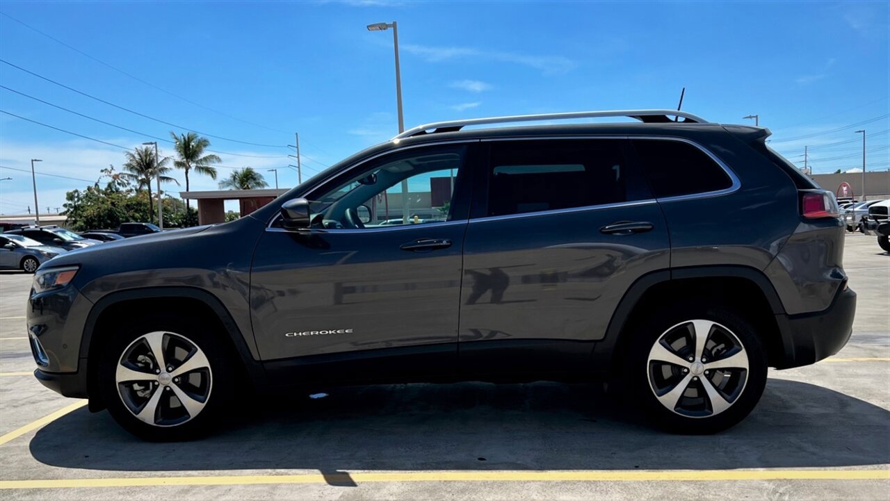 Used 2021 Jeep Cherokee Limited w/ Elite Package FWD image 3