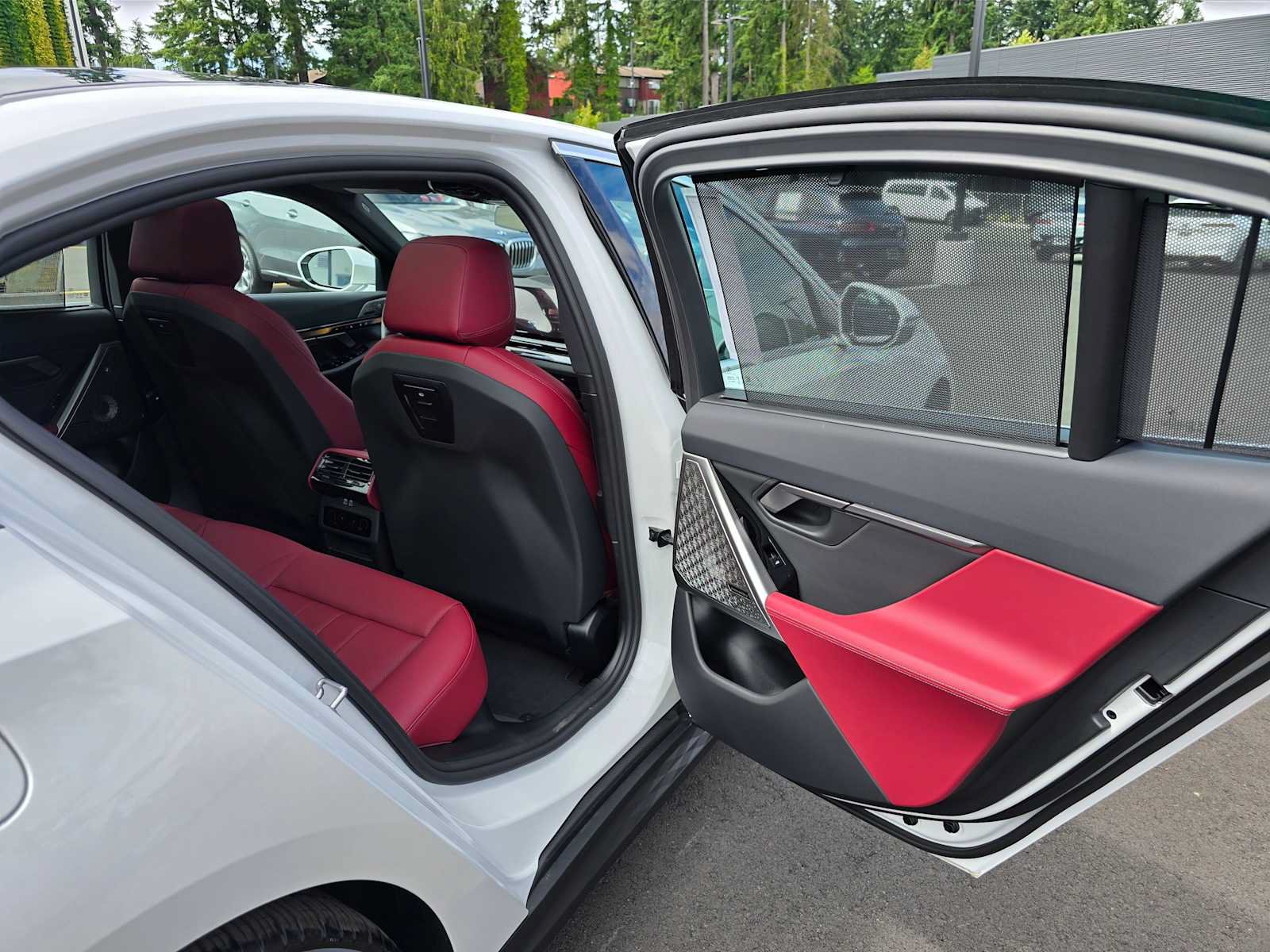 Used 2026 BMW i5 eDrive40 w/ Executive Package RWD image 14