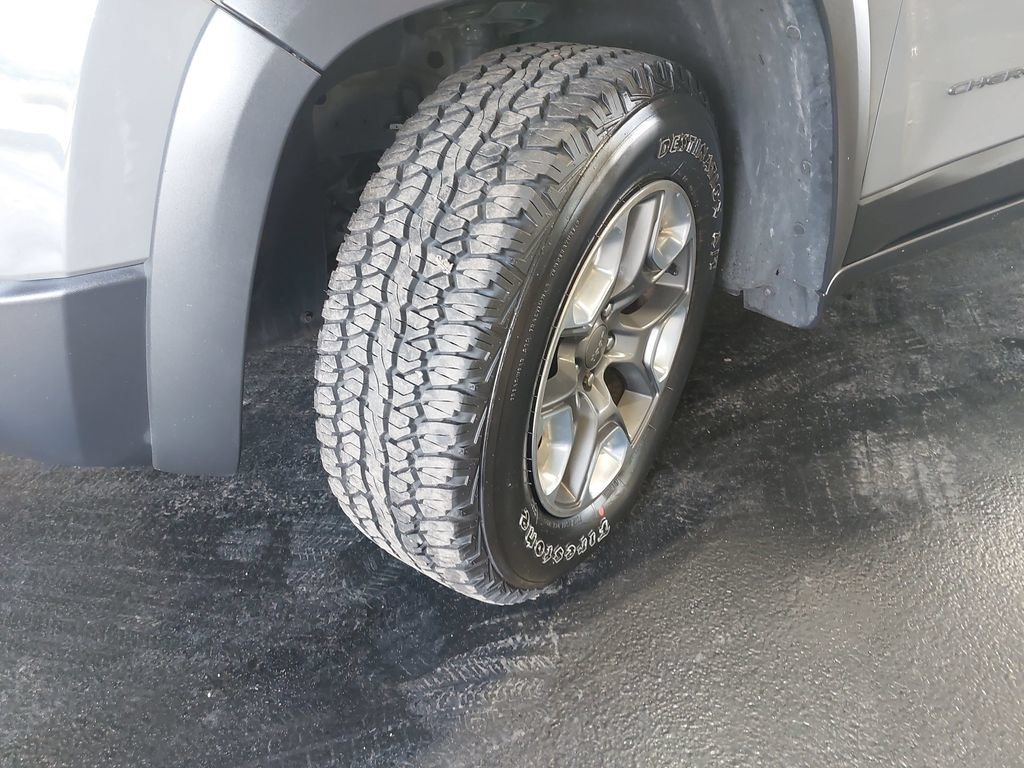 Used 2019 Jeep Cherokee Trailhawk w/ Comfort/Convenience Group AWD/4WD image 32