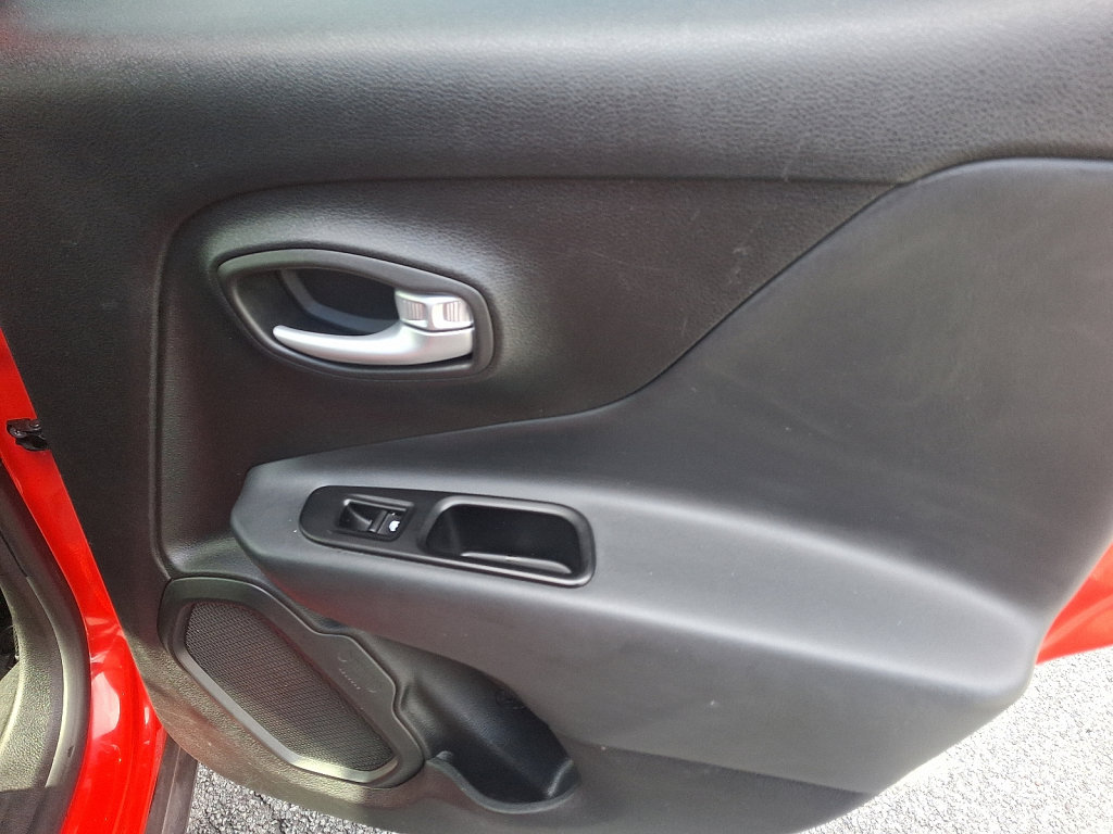 Certified 2023 Jeep Renegade Latitude image 14