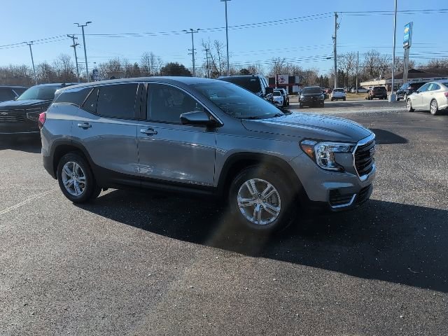 Used 2023 GMC Terrain SLE w/ LPO, Floor Liner Package FWD image 8