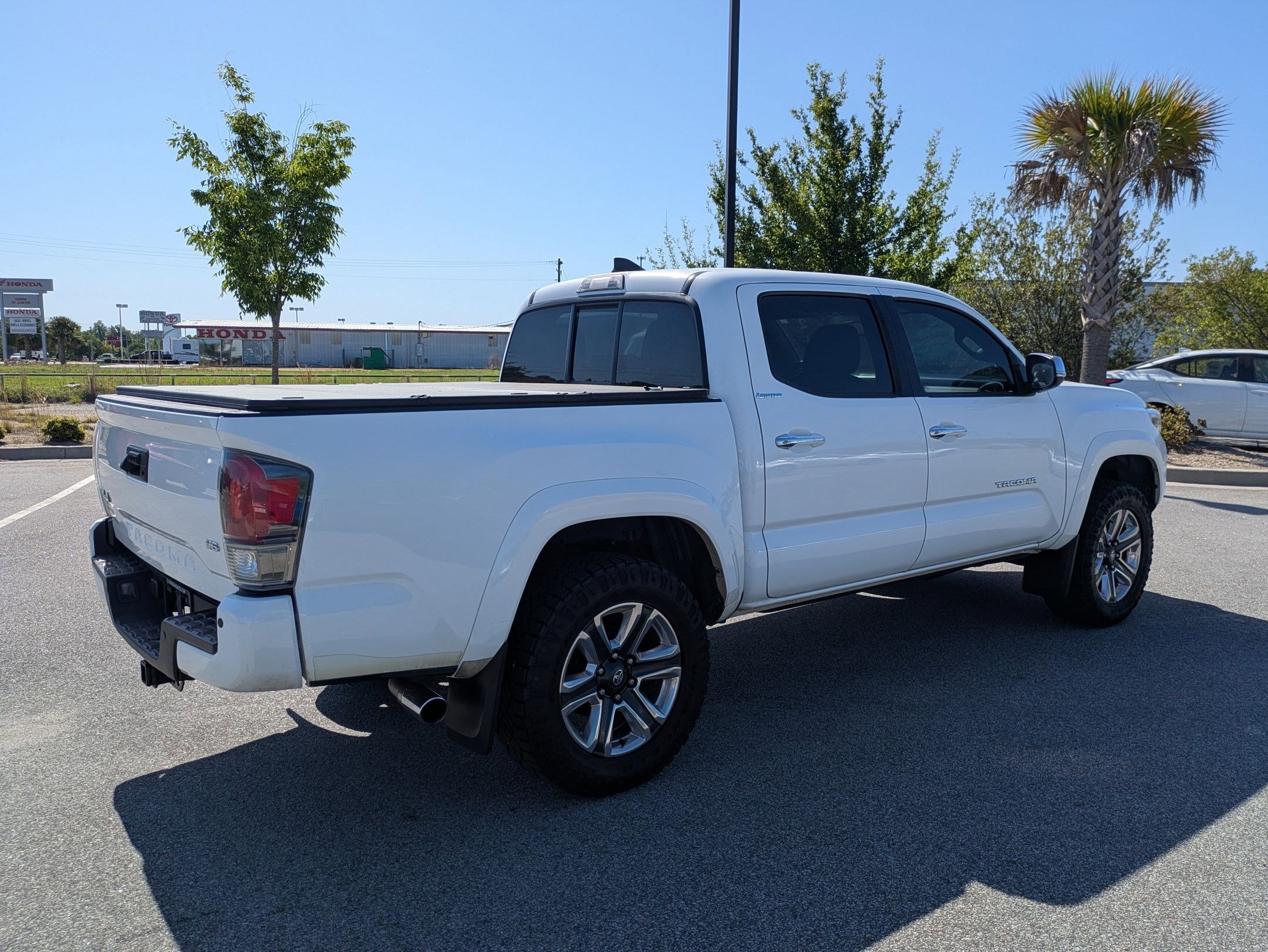 Used 2016 Toyota Tacoma Limited w/ Towing Package image 4