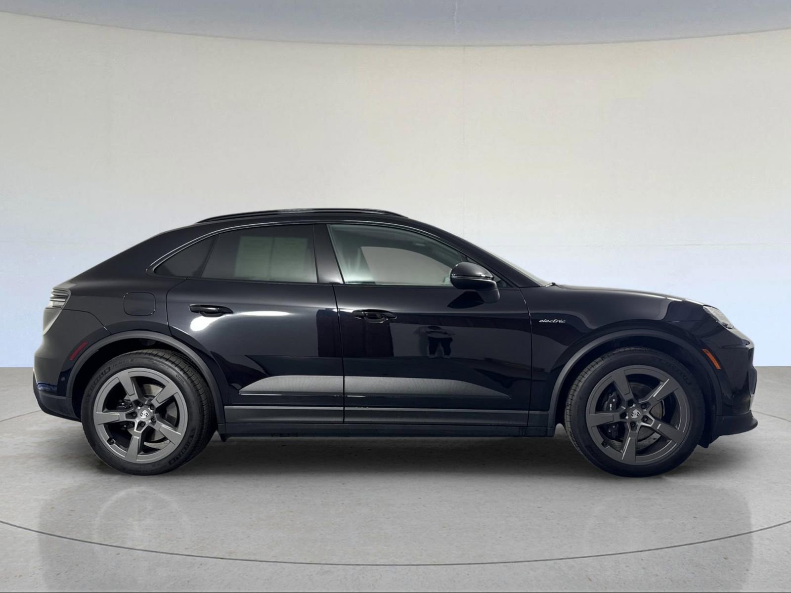 Certified 2025 Porsche Macan Electric image 9