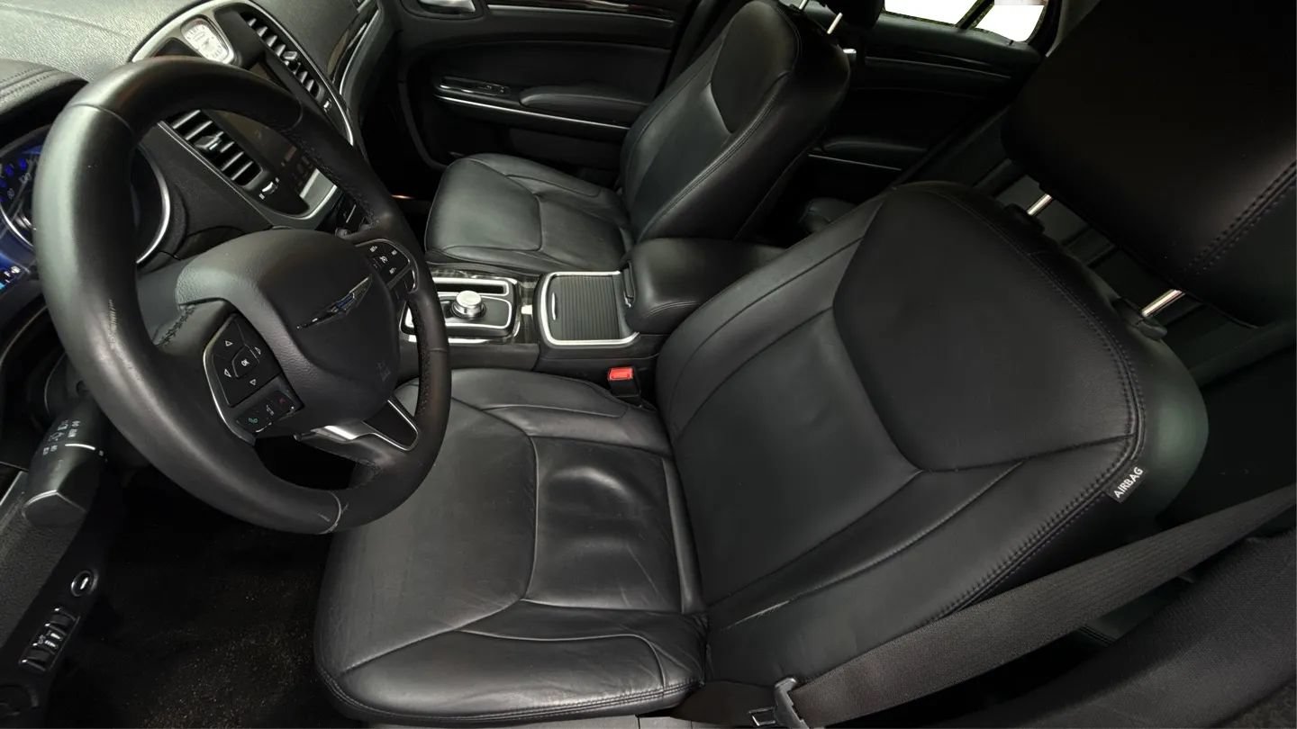 Used 2015 Chrysler 300 Limited RWD image 10