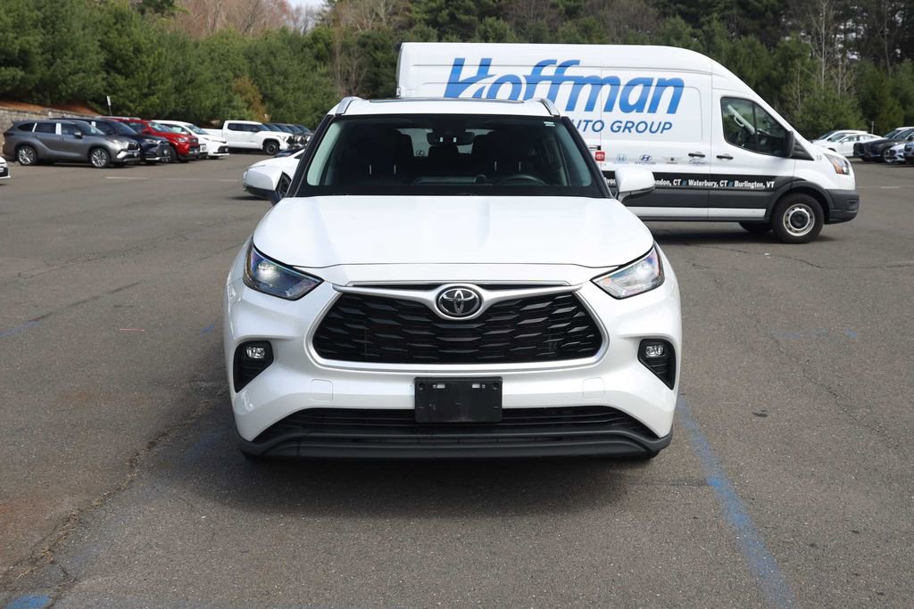 Used 2022 Toyota Highlander XLE image 3