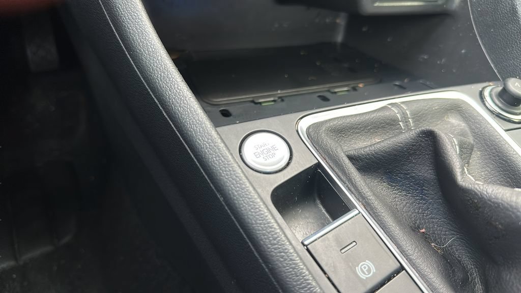 Certified 2025 Volkswagen Jetta SEL FWD image 24