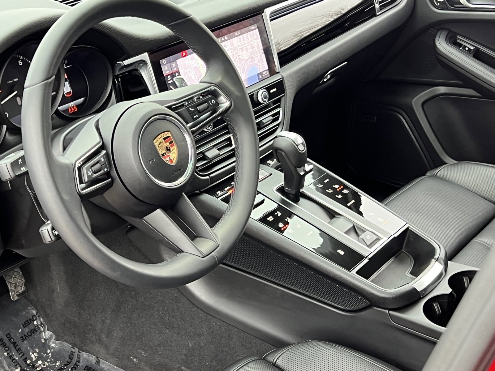 Certified 2025 Porsche Macan image 4