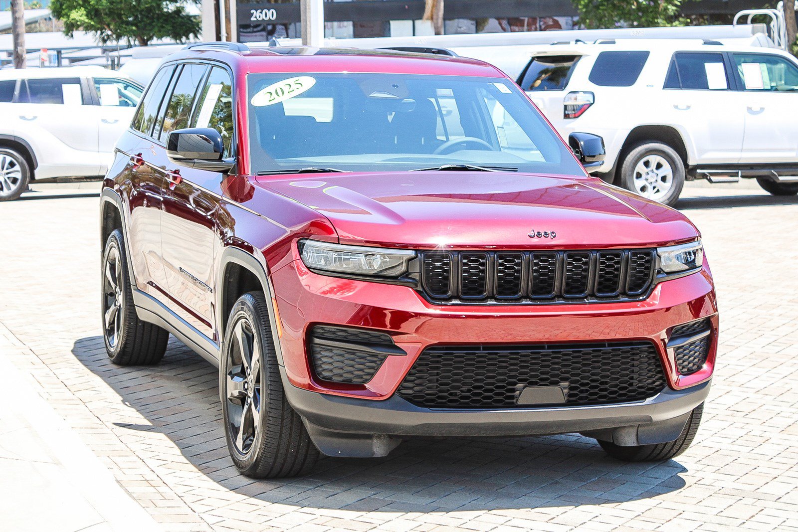 Used 2025 Jeep Grand Cherokee Altitude RWD image 3