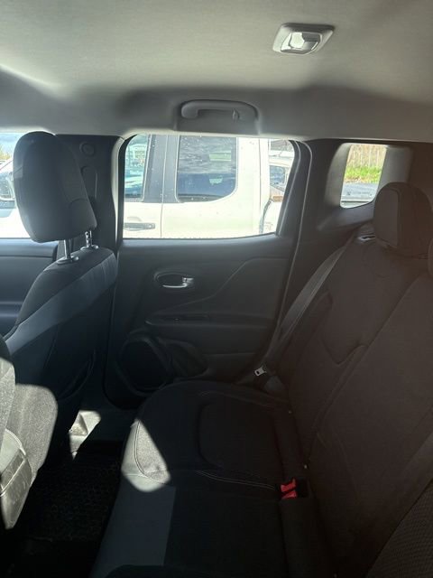 Used 2023 Jeep Renegade Latitude AWD/4WD image 6