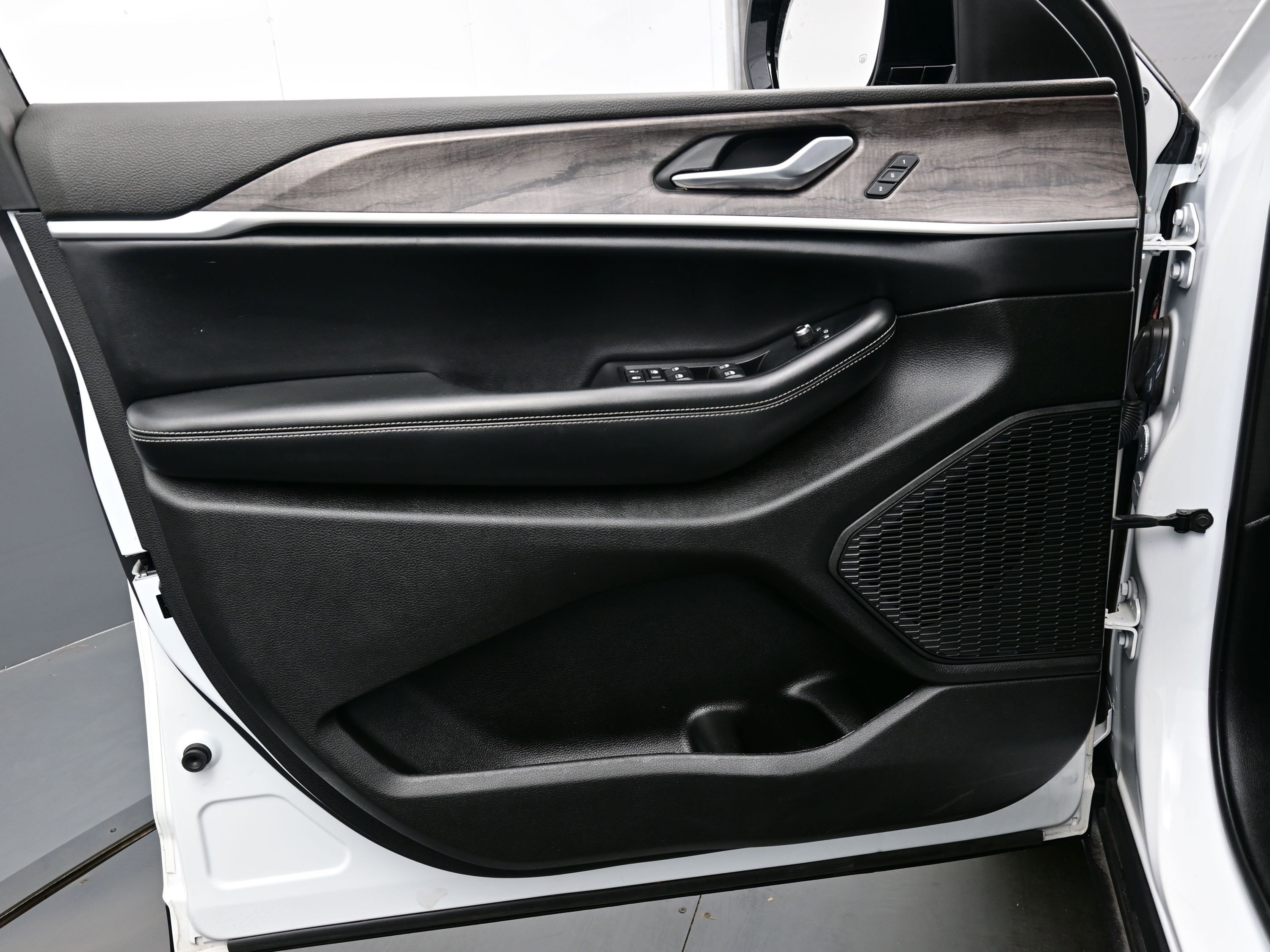 Used 2023 Jeep Grand Cherokee L Limited w/ Black Appearance Package image 10