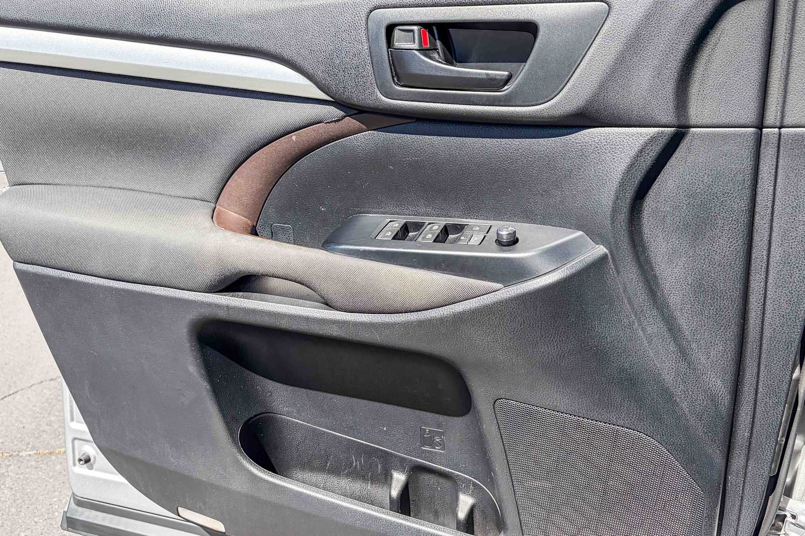 Used 2015 Toyota Highlander LE image 20