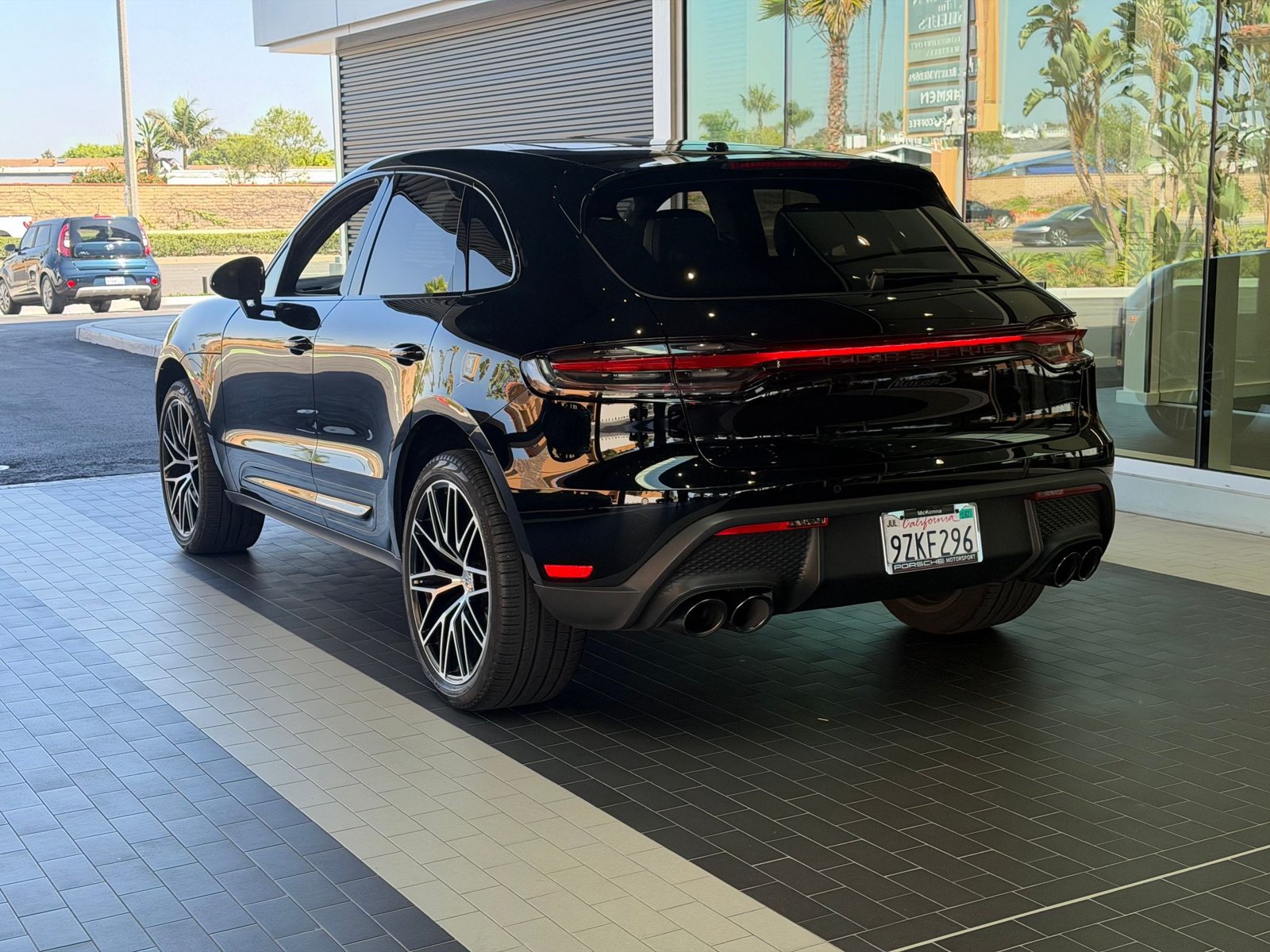Certified 2025 Porsche Macan S AWD/4WD image 8
