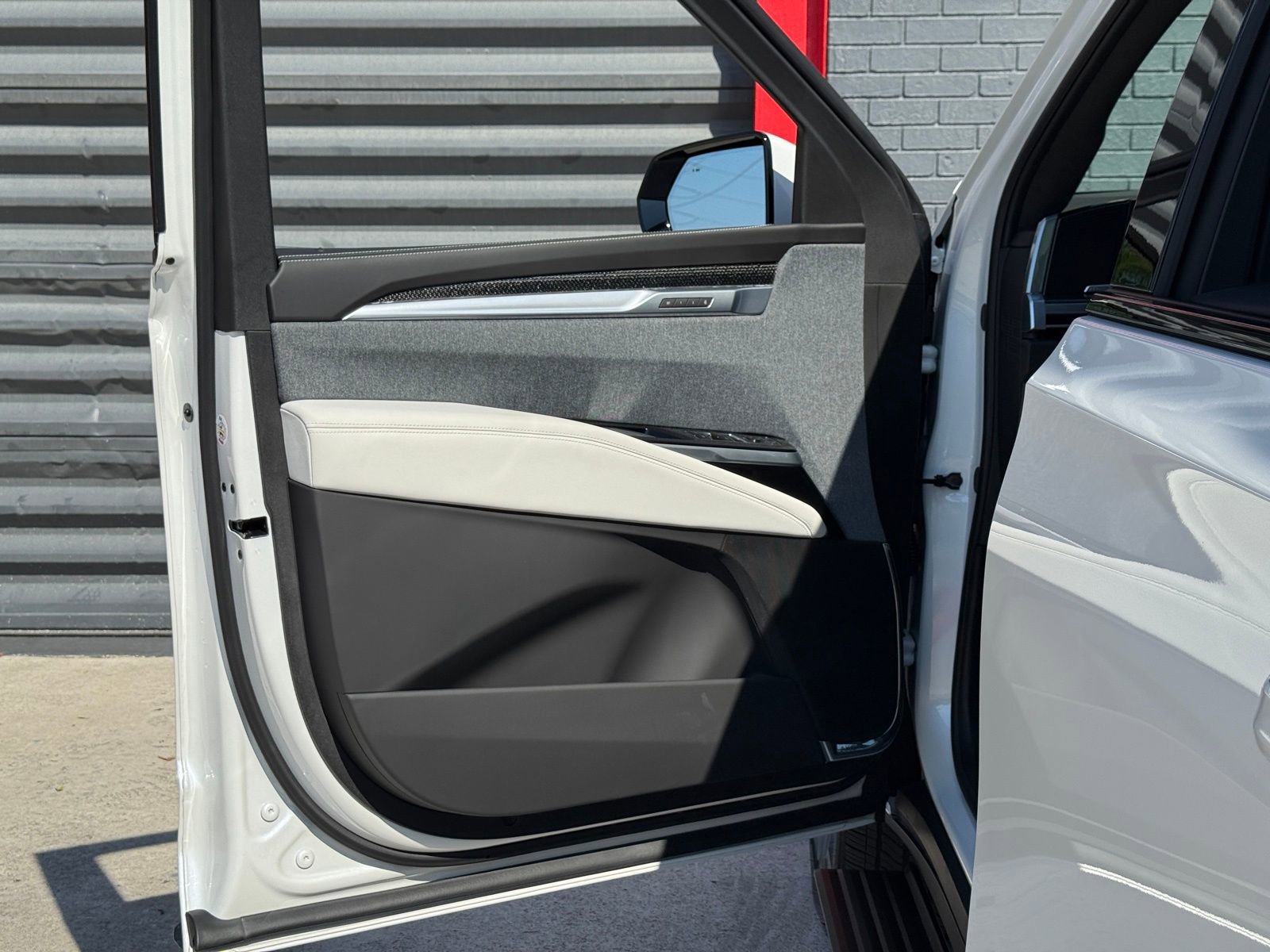 Used 2025 Cadillac Escalade ESV V image 16