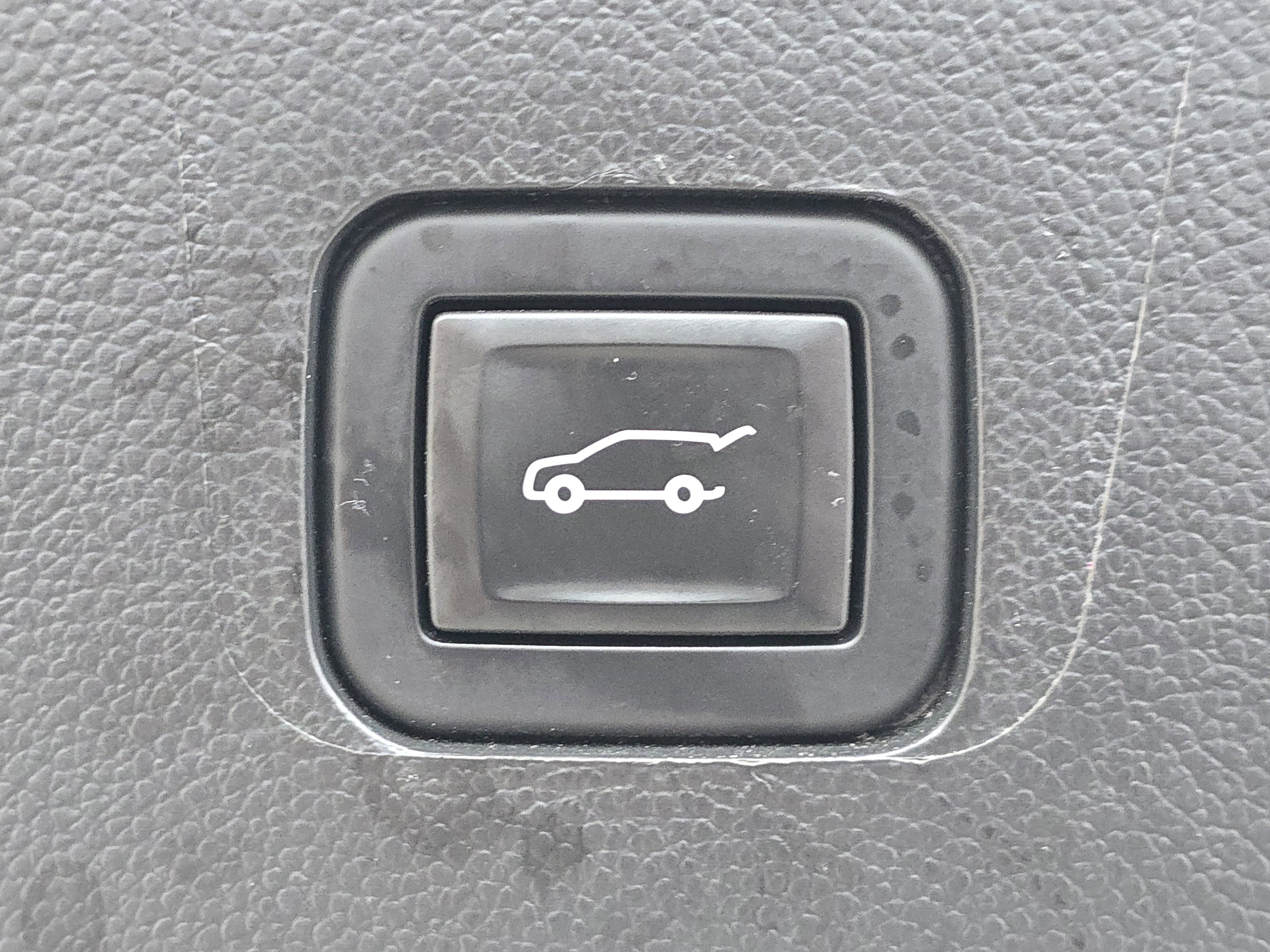 Used 2021 Chevrolet Traverse LT w/ LPO, Floor Liner Package image 16