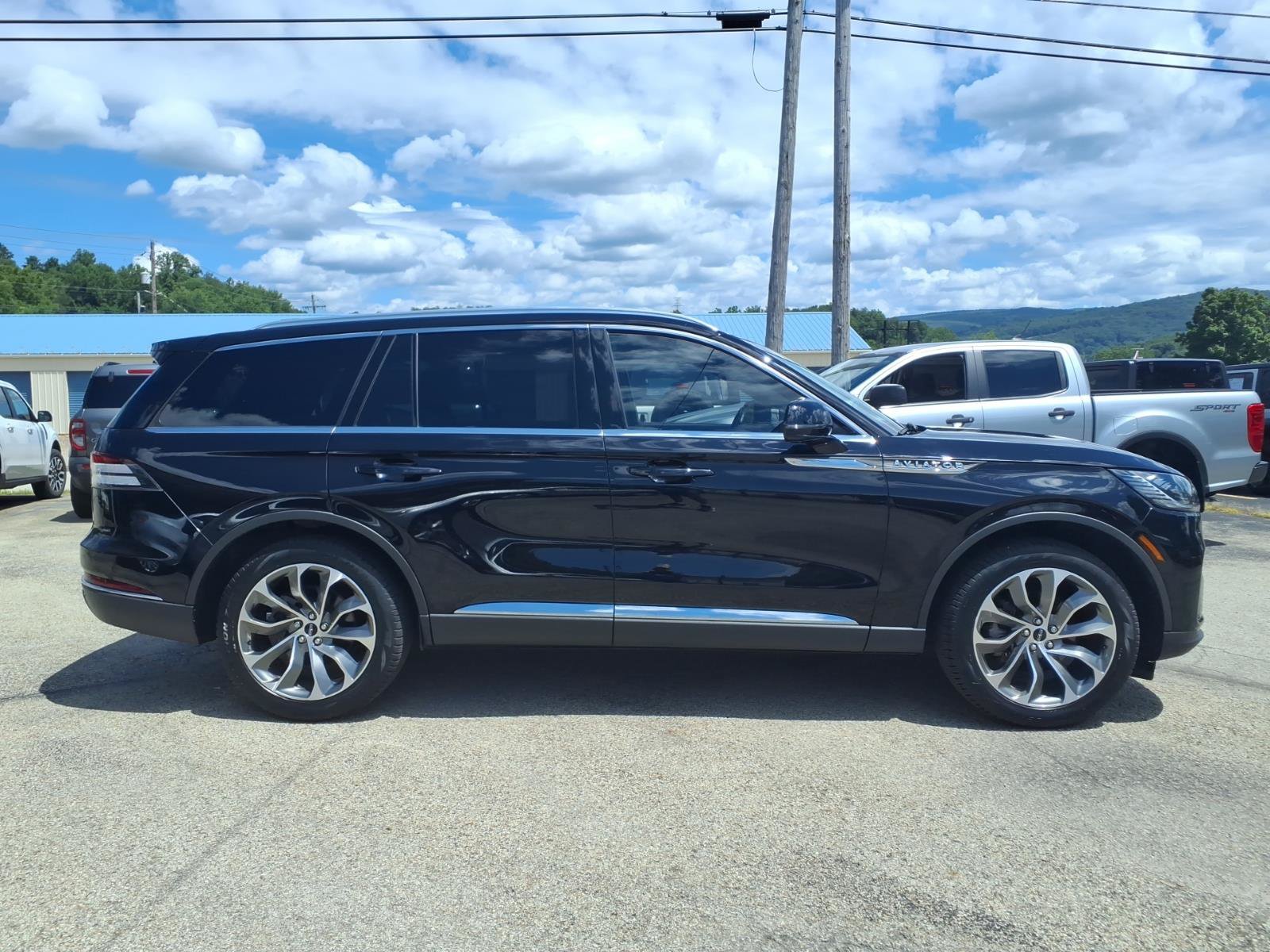 Used 2025 Lincoln Aviator Reserve AWD/4WD image 2