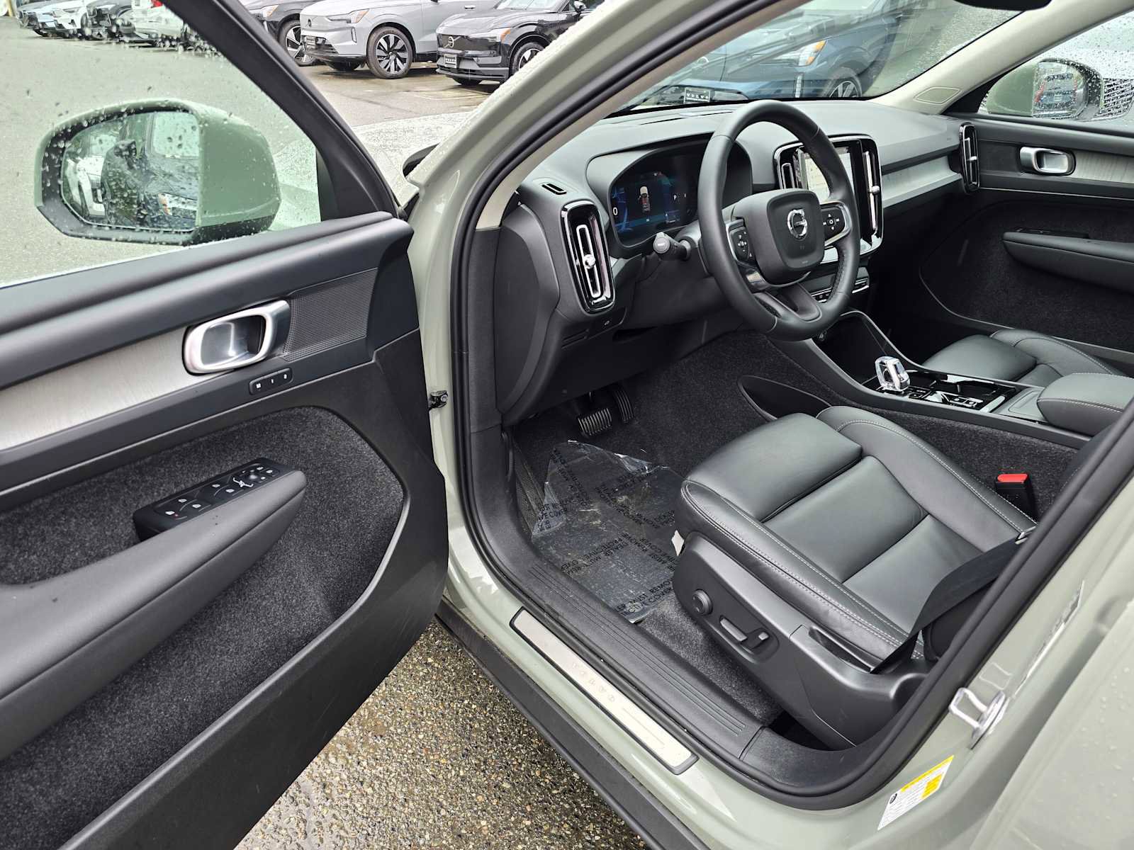 Certified 2025 Volvo XC40 B5 Plus AWD/4WD image 20