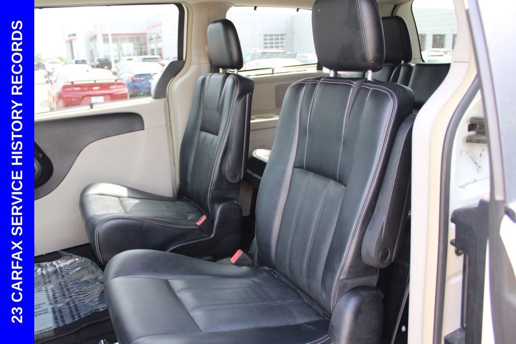 Used 2016 Chrysler Town & Country Touring-L image 26