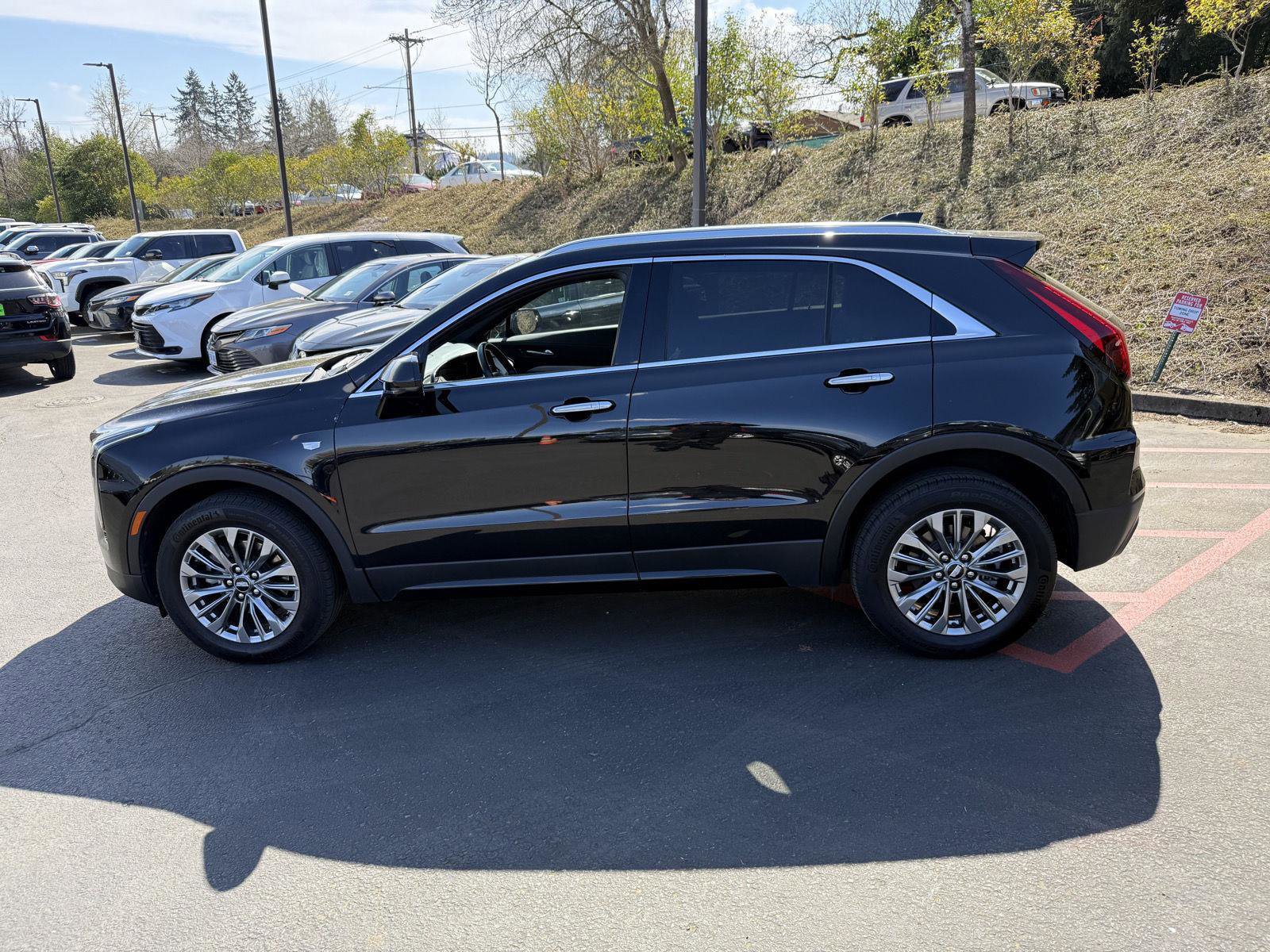 Used 2024 Cadillac XT4 Premium Luxury image 2
