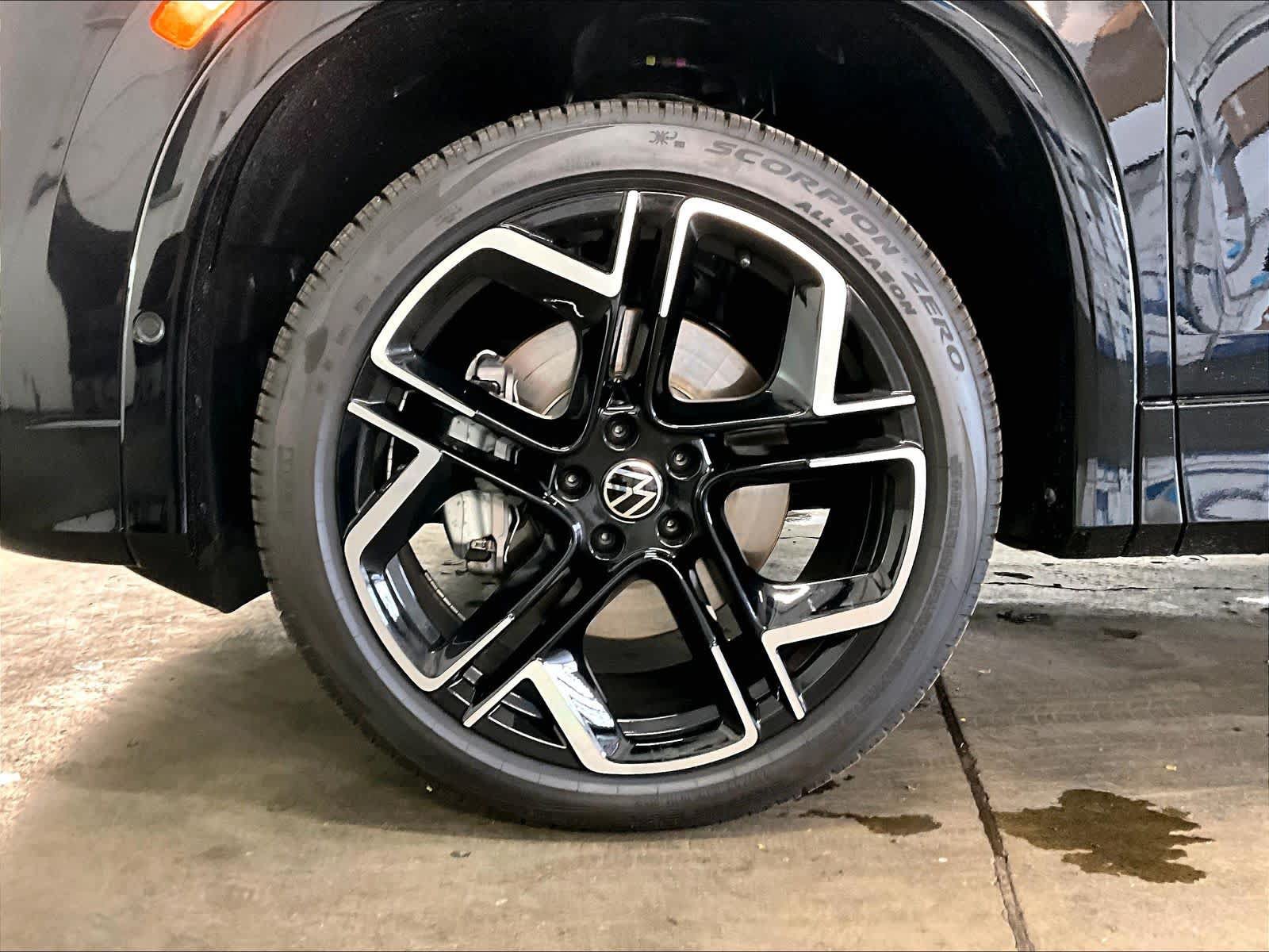New 2026 Volkswagen Tiguan SEL R-Line AWD/4WD image 9