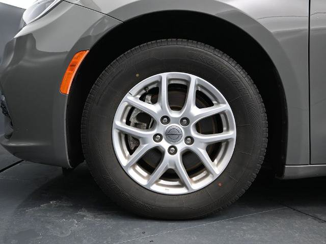 Used 2023 Chrysler Pacifica Touring-L image 13