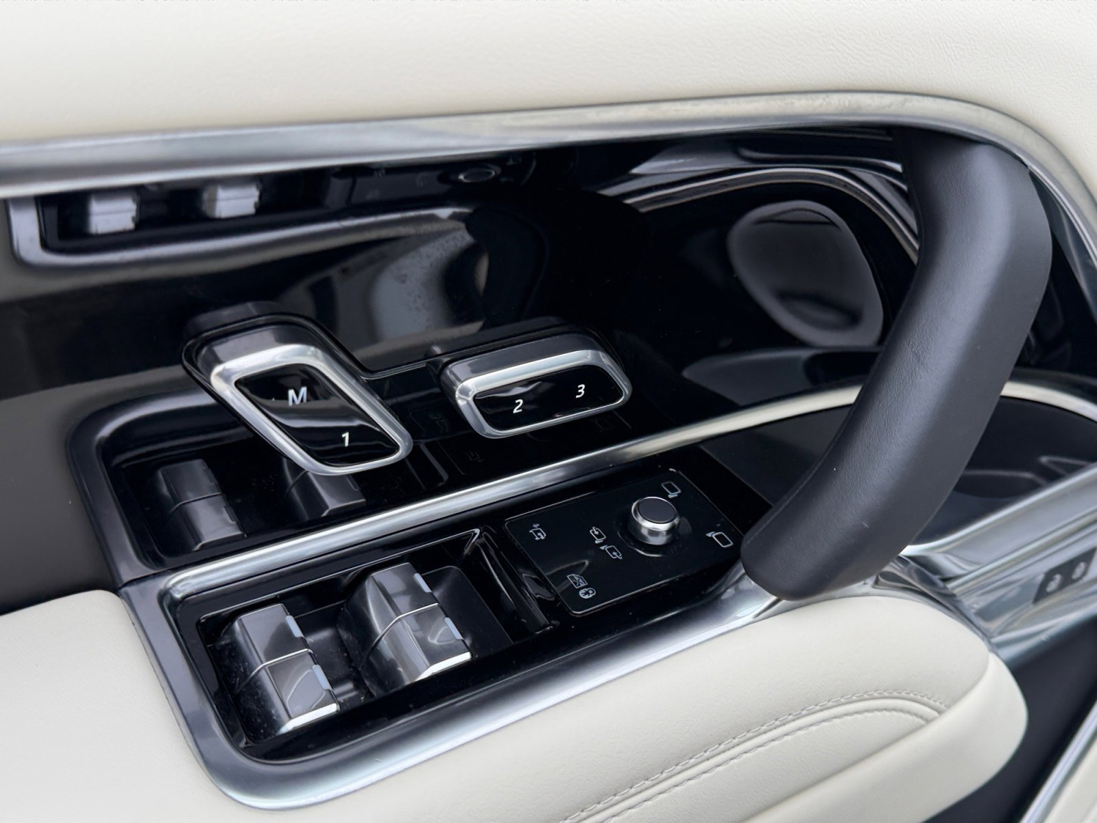 Used 2025 Land Rover Range Rover SE image 13