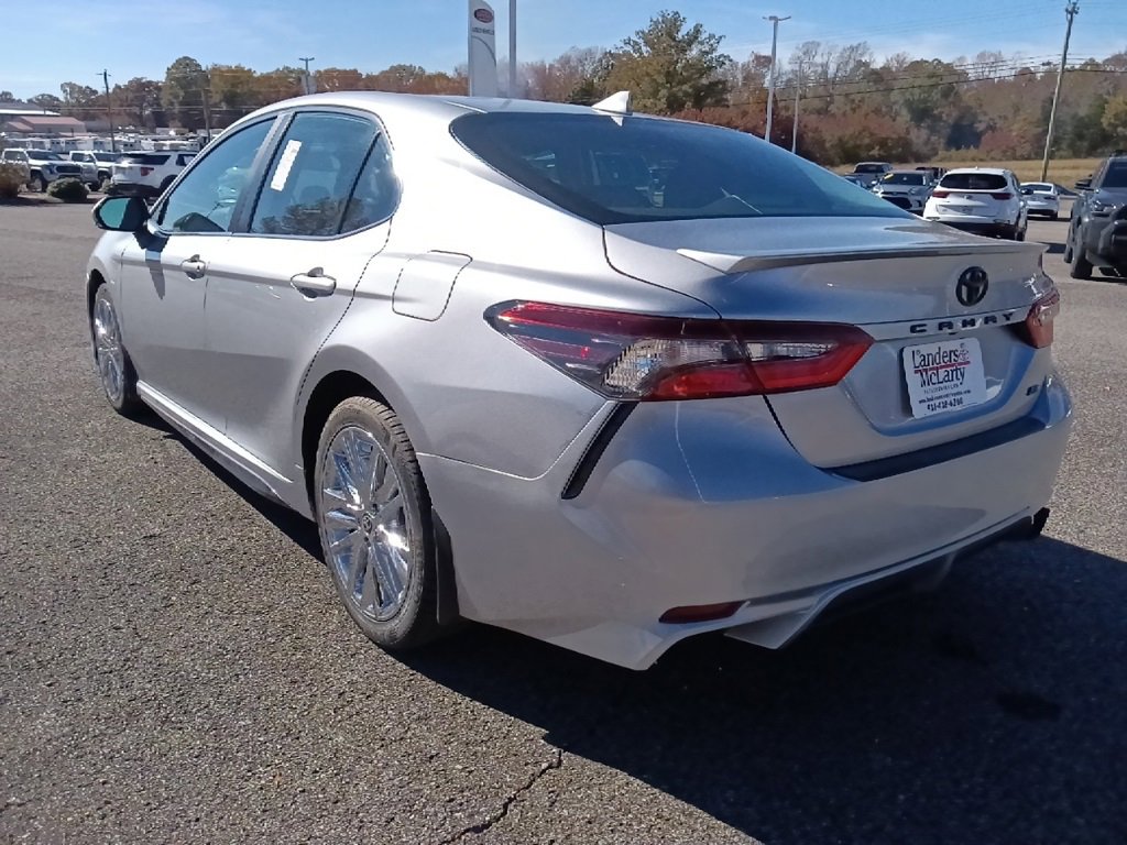 Used 2024 Toyota Camry SE image 5