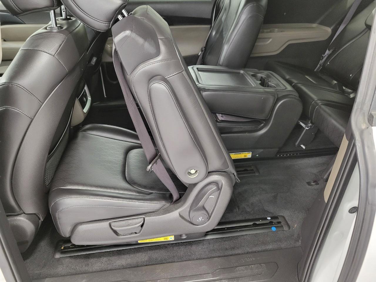 Used 2025 Kia Carnival FWD image 24