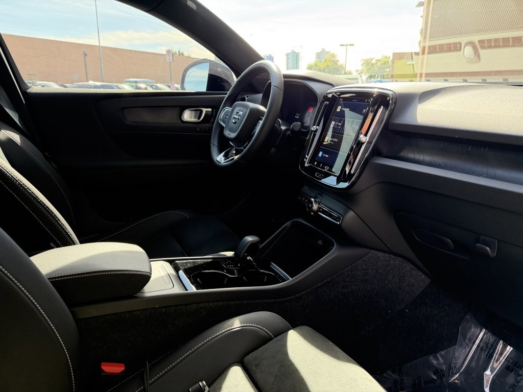 Used 2024 Volvo C40 P8 Recharge Ultimate w/ Protection Package Premier image 39
