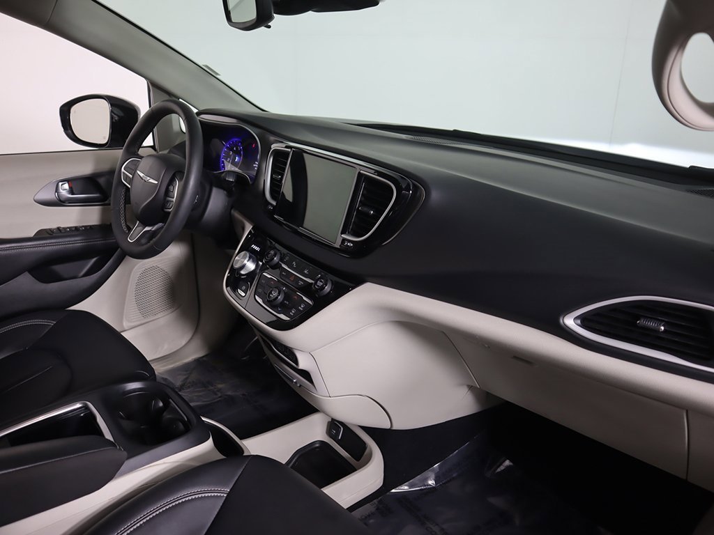 Used 2024 Chrysler Pacifica Touring-L image 25