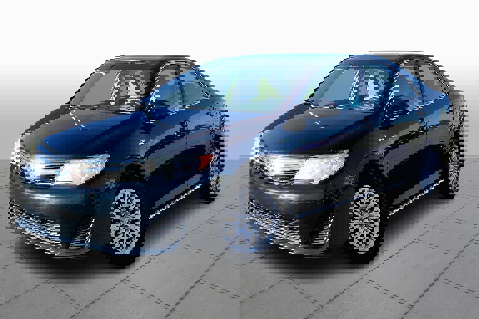 Used 2012 Toyota Camry LE image 1