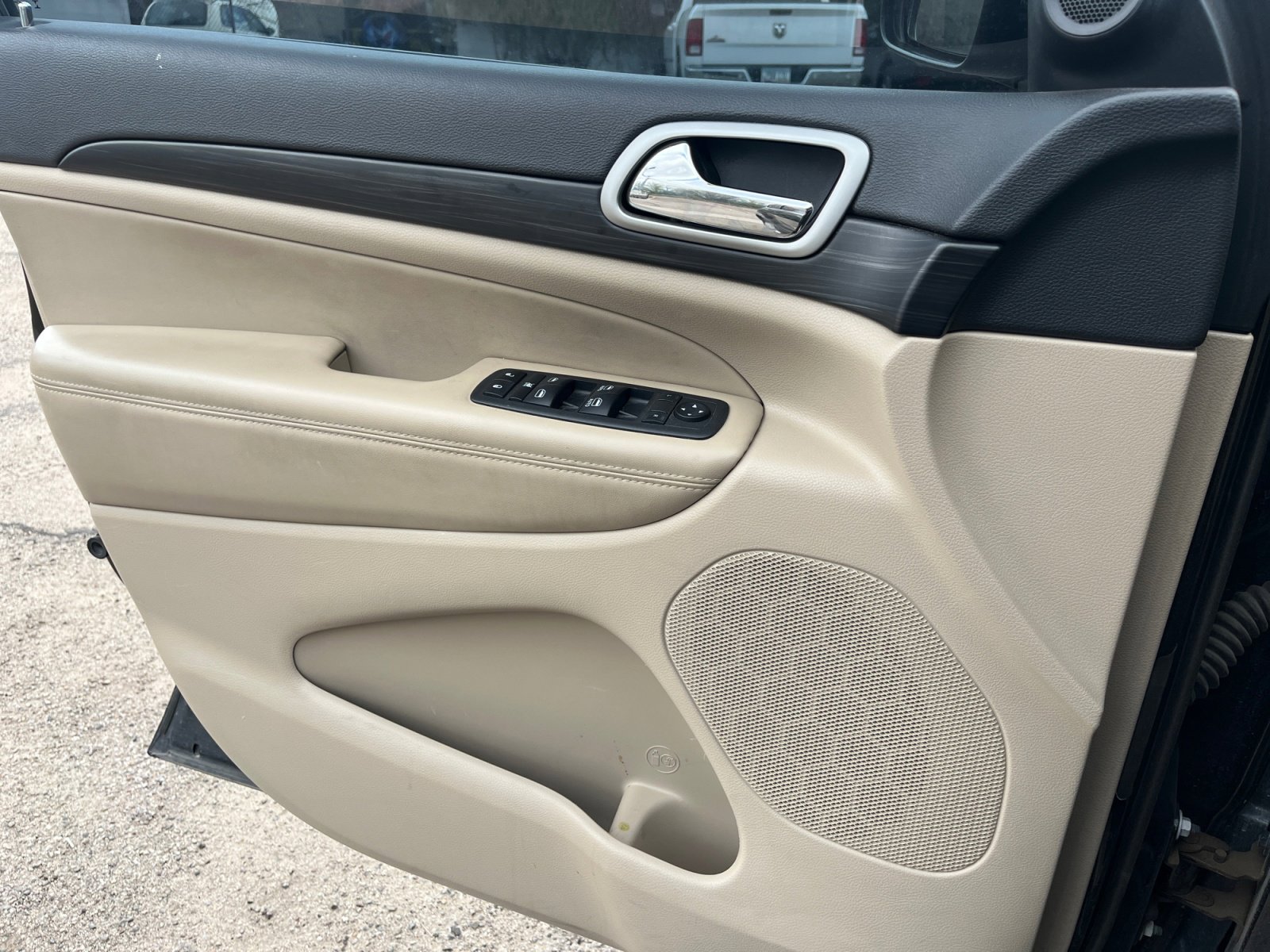 Certified 2022 Jeep Grand Cherokee Laredo E image 13