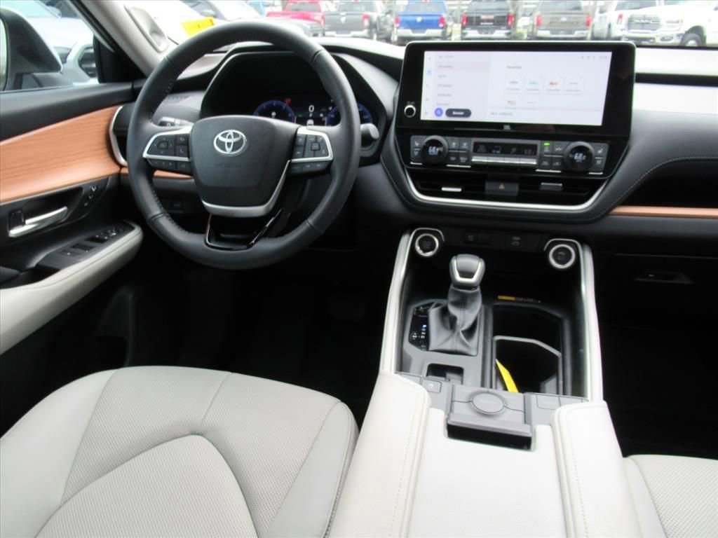 Used 2025 Toyota Grand Highlander Limited image 13