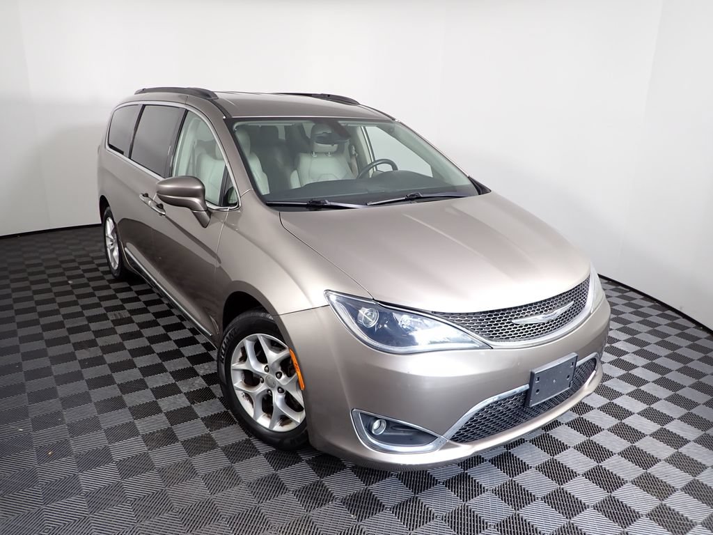 Used 2017 Chrysler Pacifica Touring-L w/ Tire & Wheel Group FWD image 9