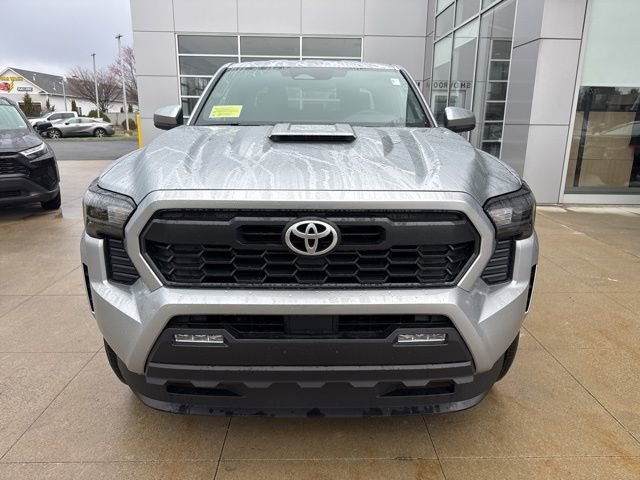 Used 2025 Toyota Tacoma TRD Sport AWD/4WD image 2