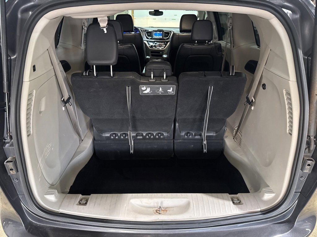 Used 2020 Chrysler Pacifica Touring-L image 9
