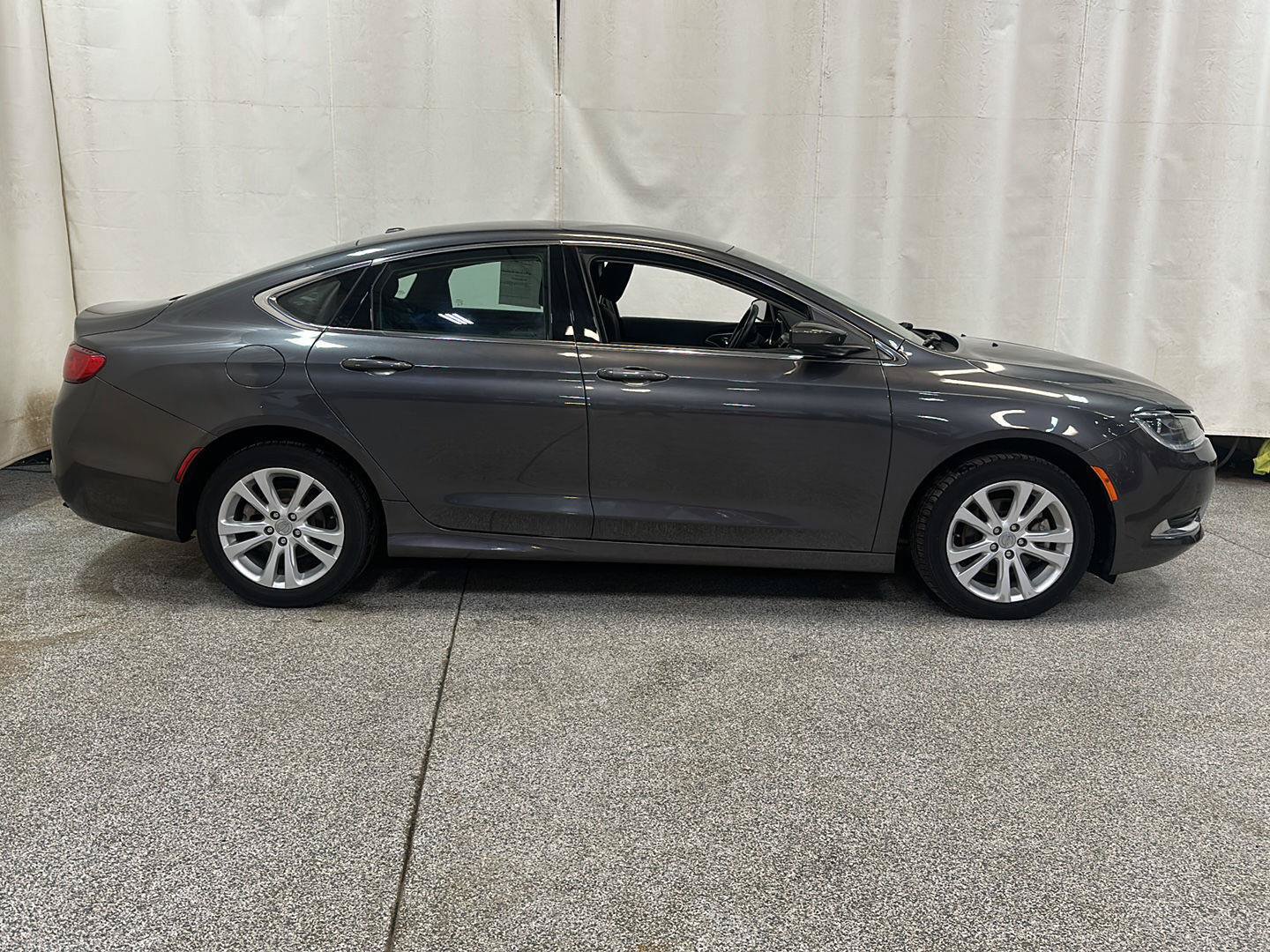 Used 2016 Chrysler 200 Limited w/ Convenience Group FWD image 6