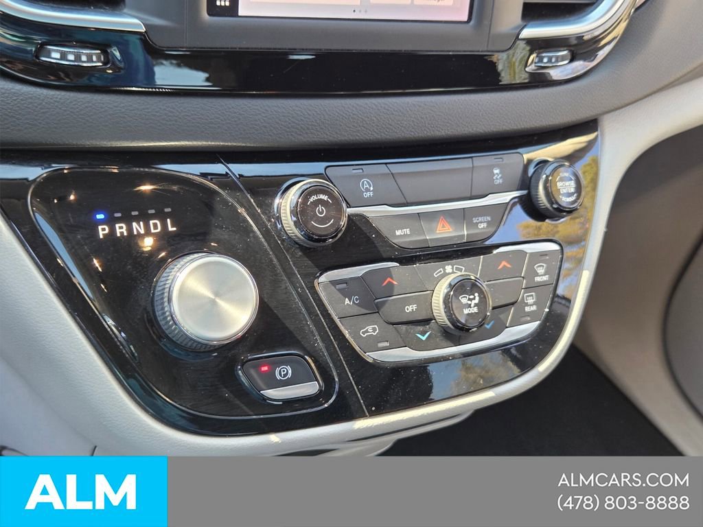 Used 2022 Chrysler Voyager LX FWD image 21
