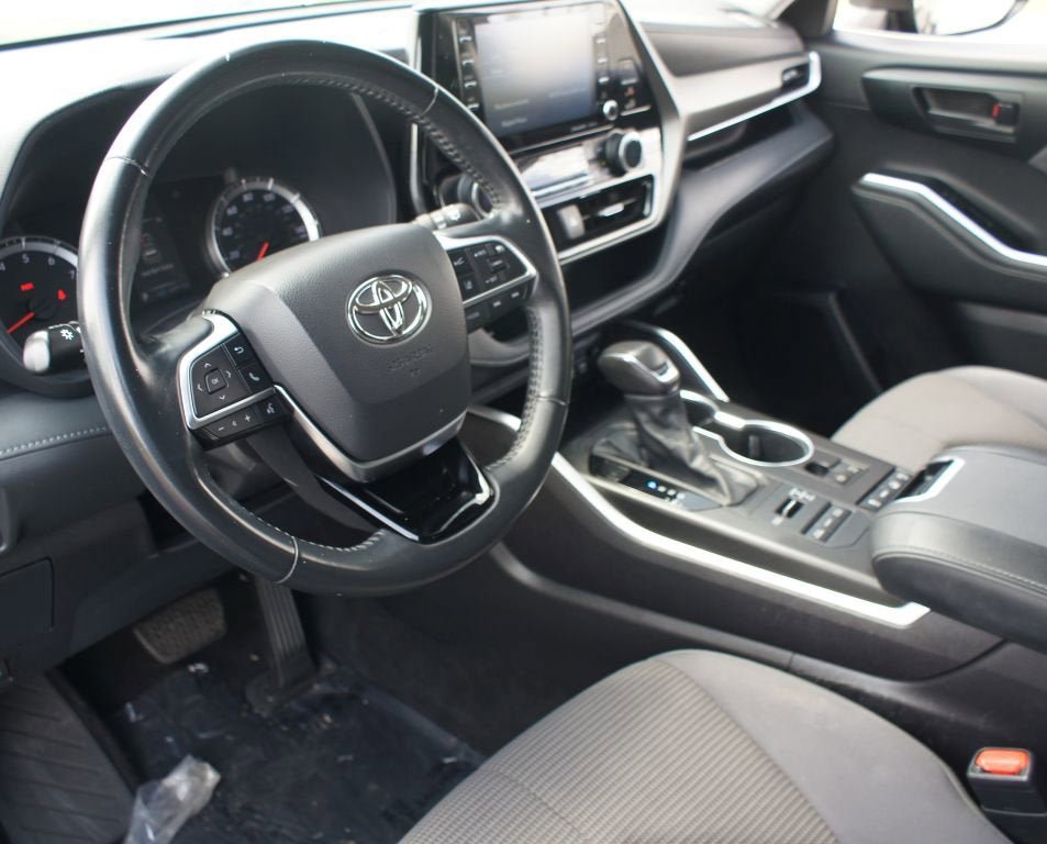 Used 2021 Toyota Highlander LE AWD/4WD image 13