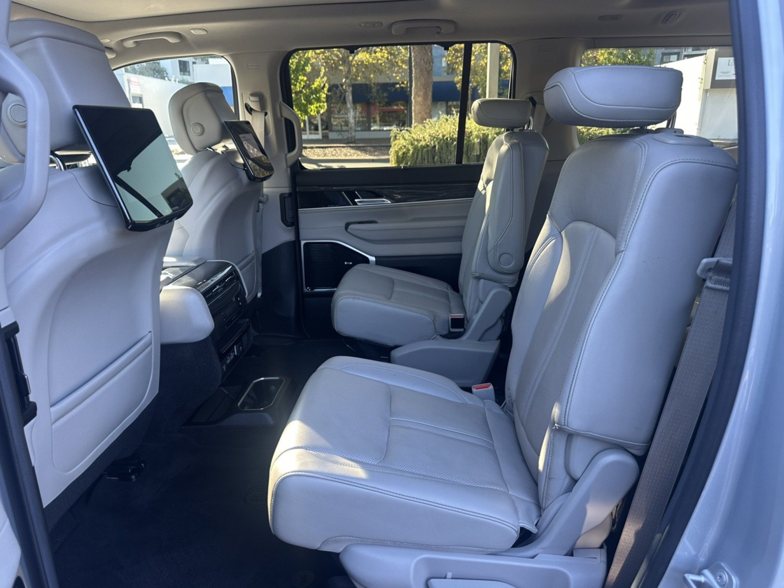 Used 2022 Jeep Wagoneer Series III w/ Premium Group I AWD/4WD image 26