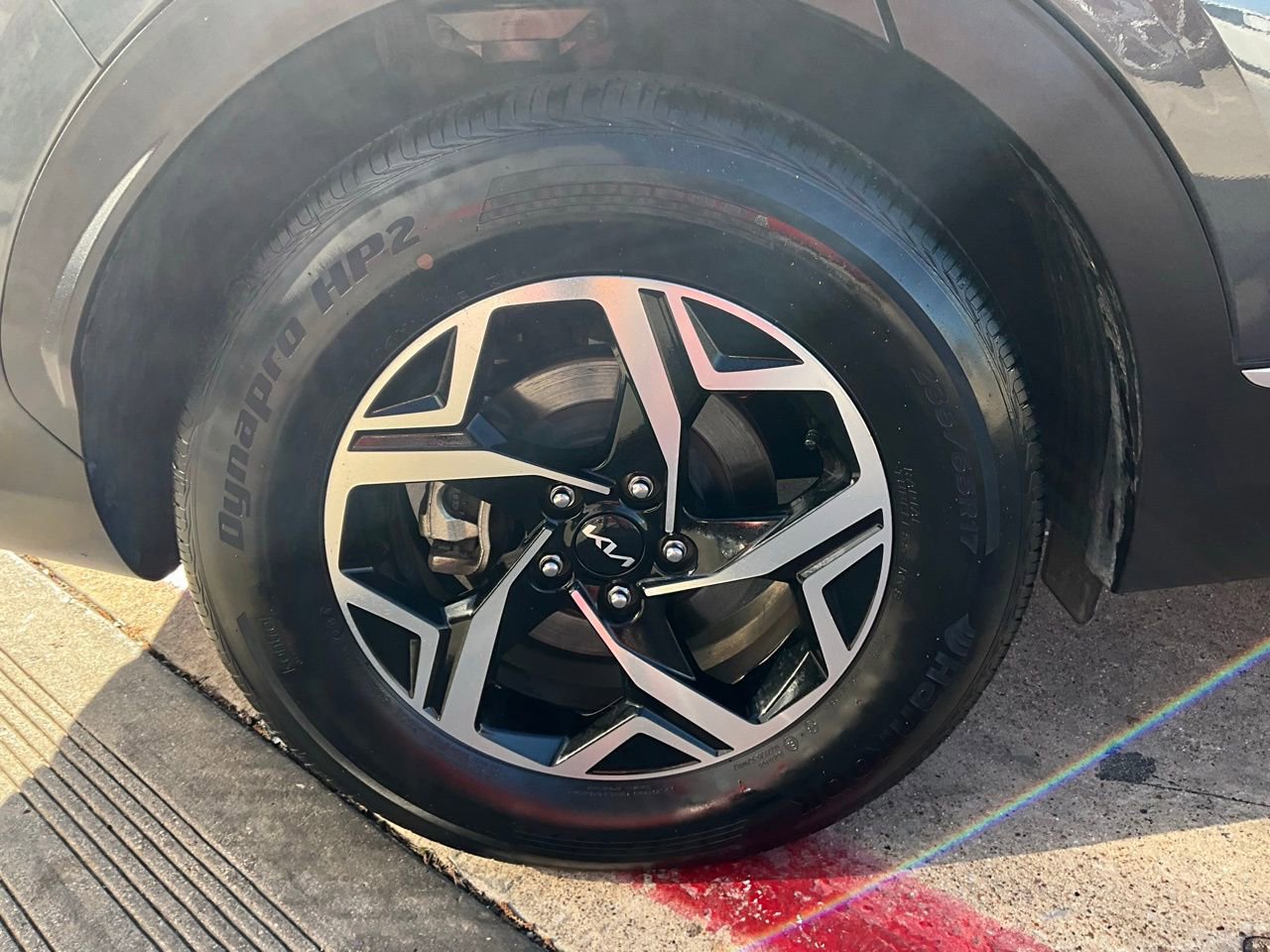 Used 2025 Kia Sportage LX image 9