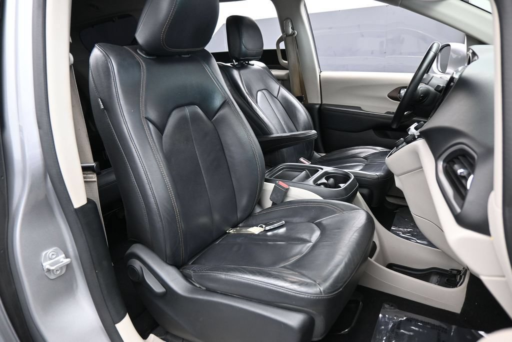 Used 2017 Chrysler Pacifica Touring-L FWD image 45