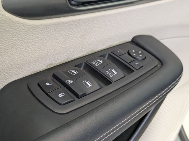 Used 2023 Chrysler Pacifica Touring-L image 9