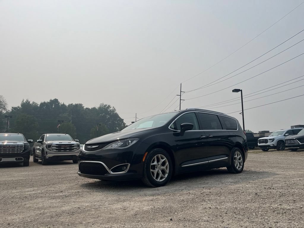 Used 2017 Chrysler Pacifica Touring-L Plus FWD image 2