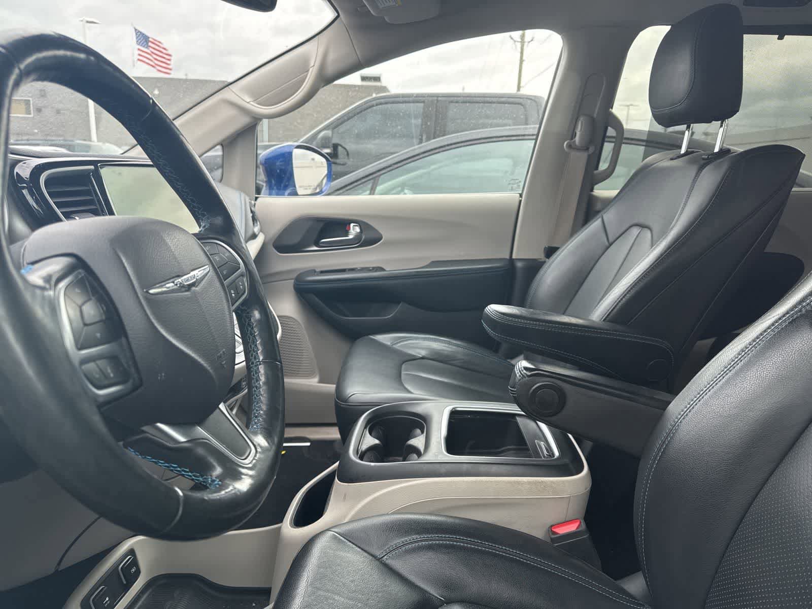 Used 2021 Chrysler Pacifica Touring-L w/ Uconnect Theater Family Group FWD image 30
