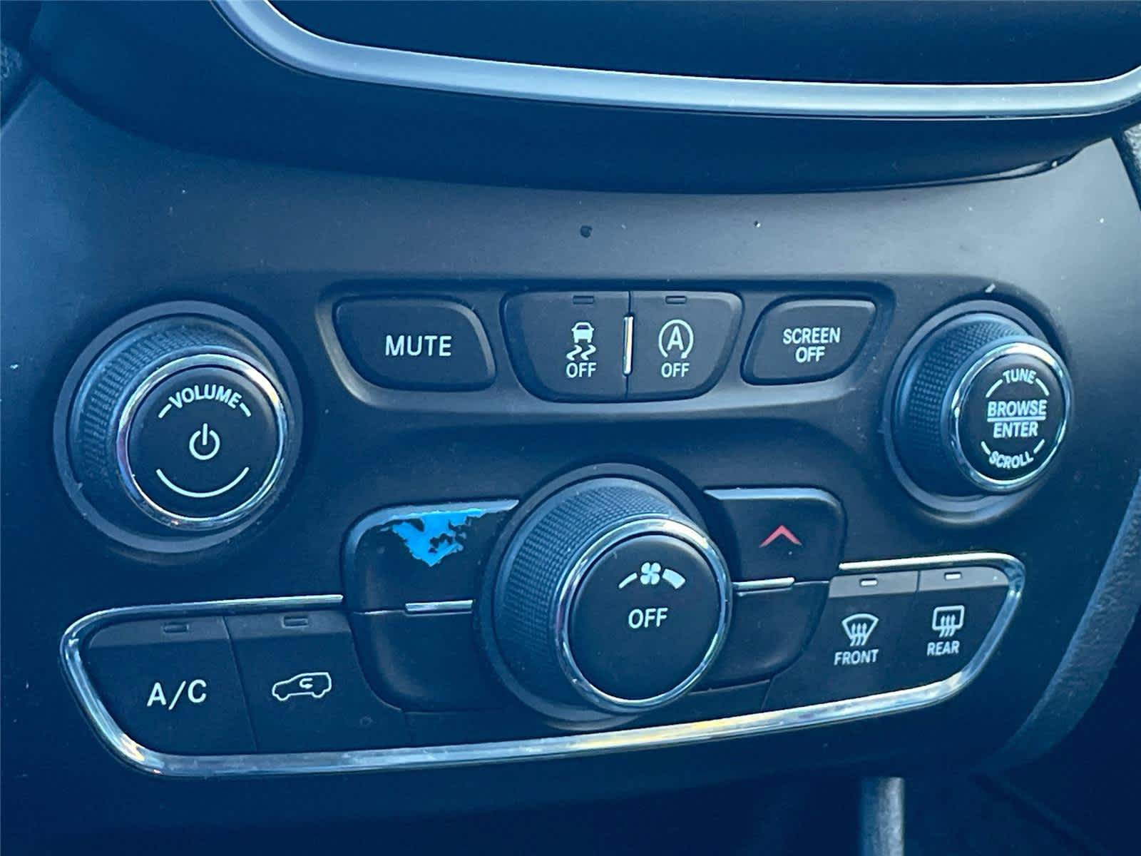 Used 2019 Jeep Cherokee Latitude Plus w/ Cold Weather Group AWD/4WD image 16