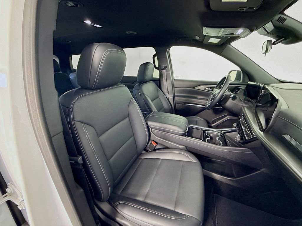 Used 2025 Chevrolet Traverse LT image 29