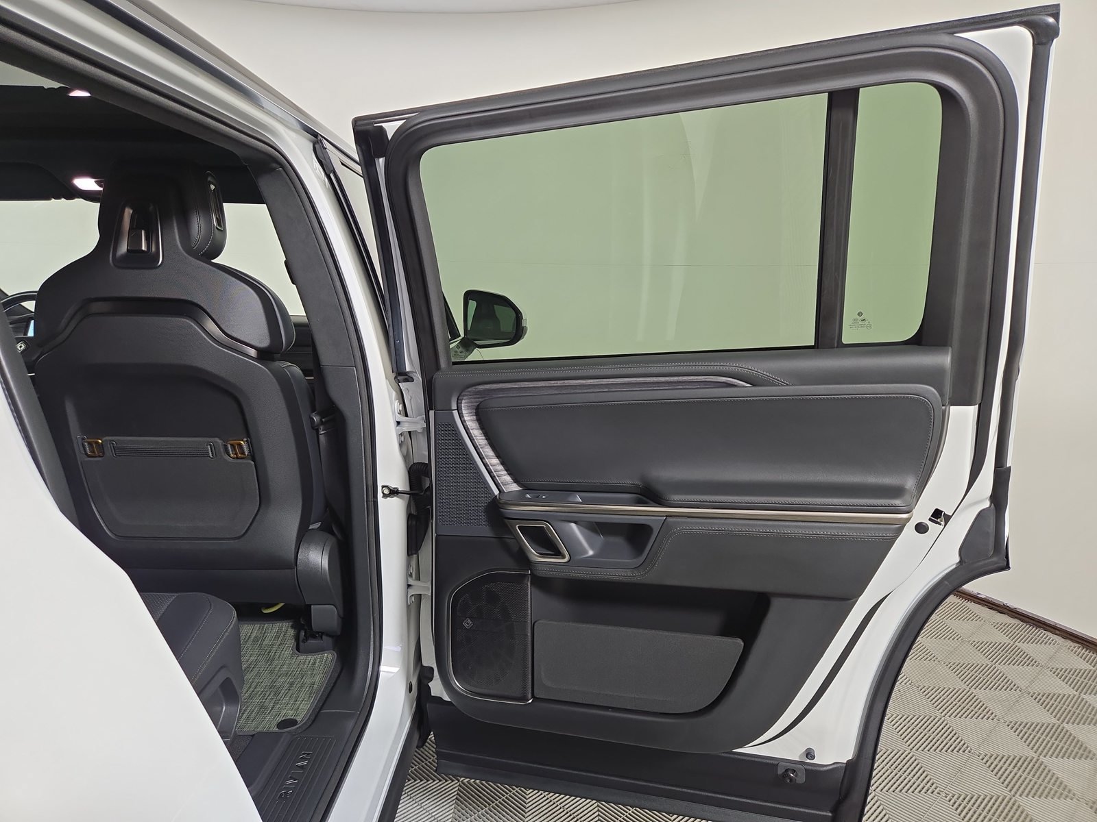 Used 2024 Rivian R1S Adventure Dual AWD/4WD image 19